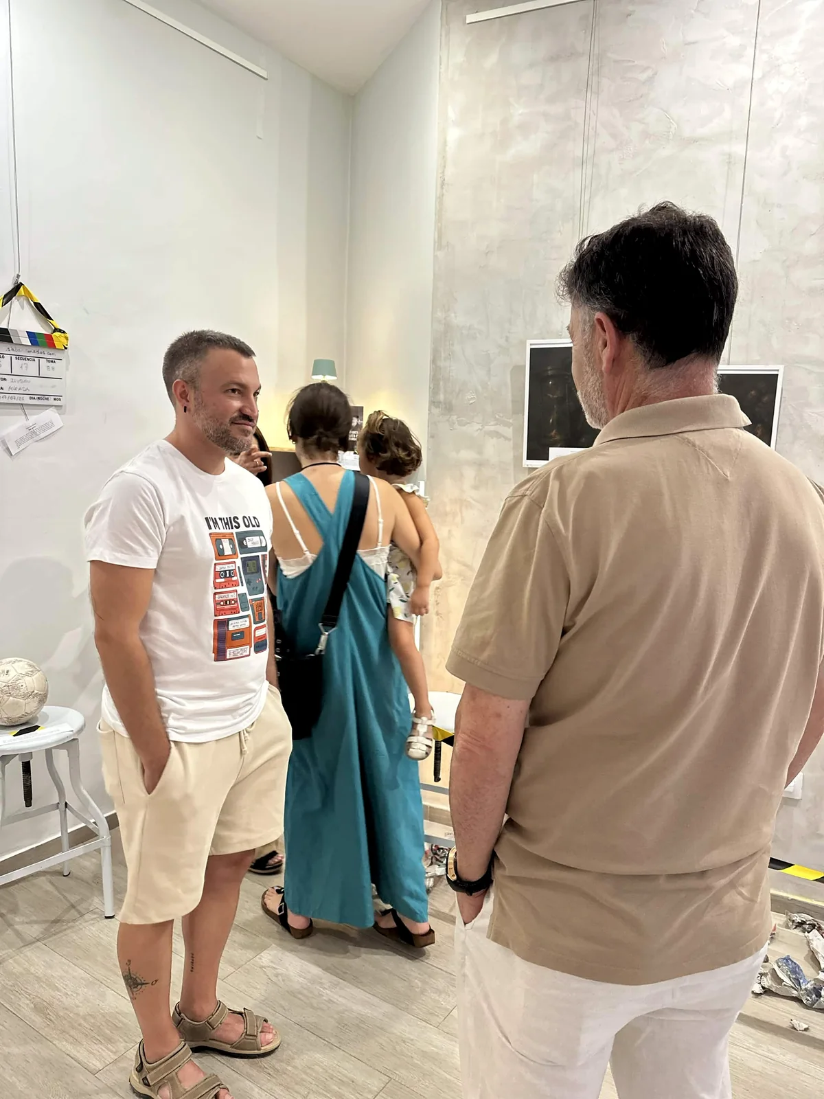 Visitantes conversando dentro de la exposición