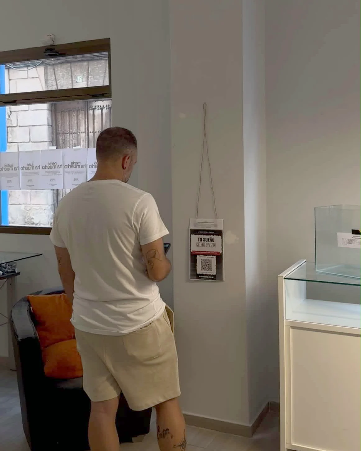 Visitante participando mediante el código QR de la exposición
