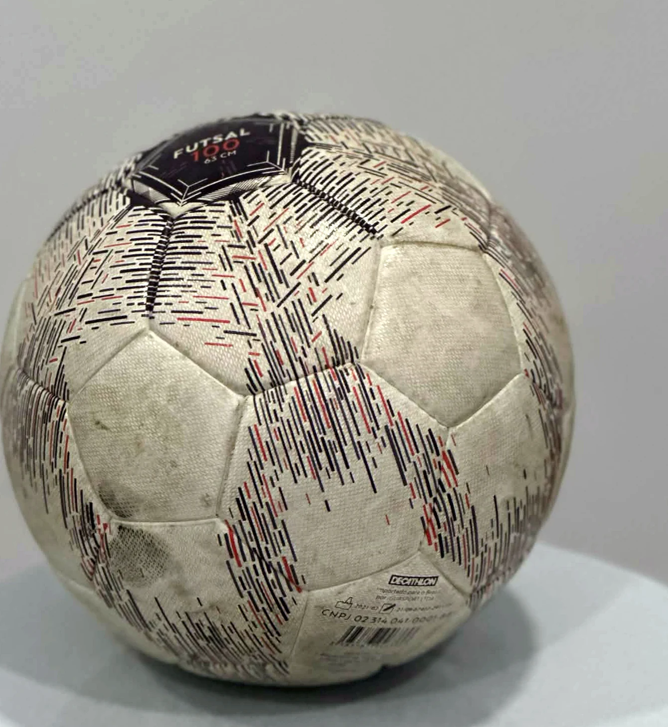 Balón y objetos de fútbol rodeados por cinta de precaución