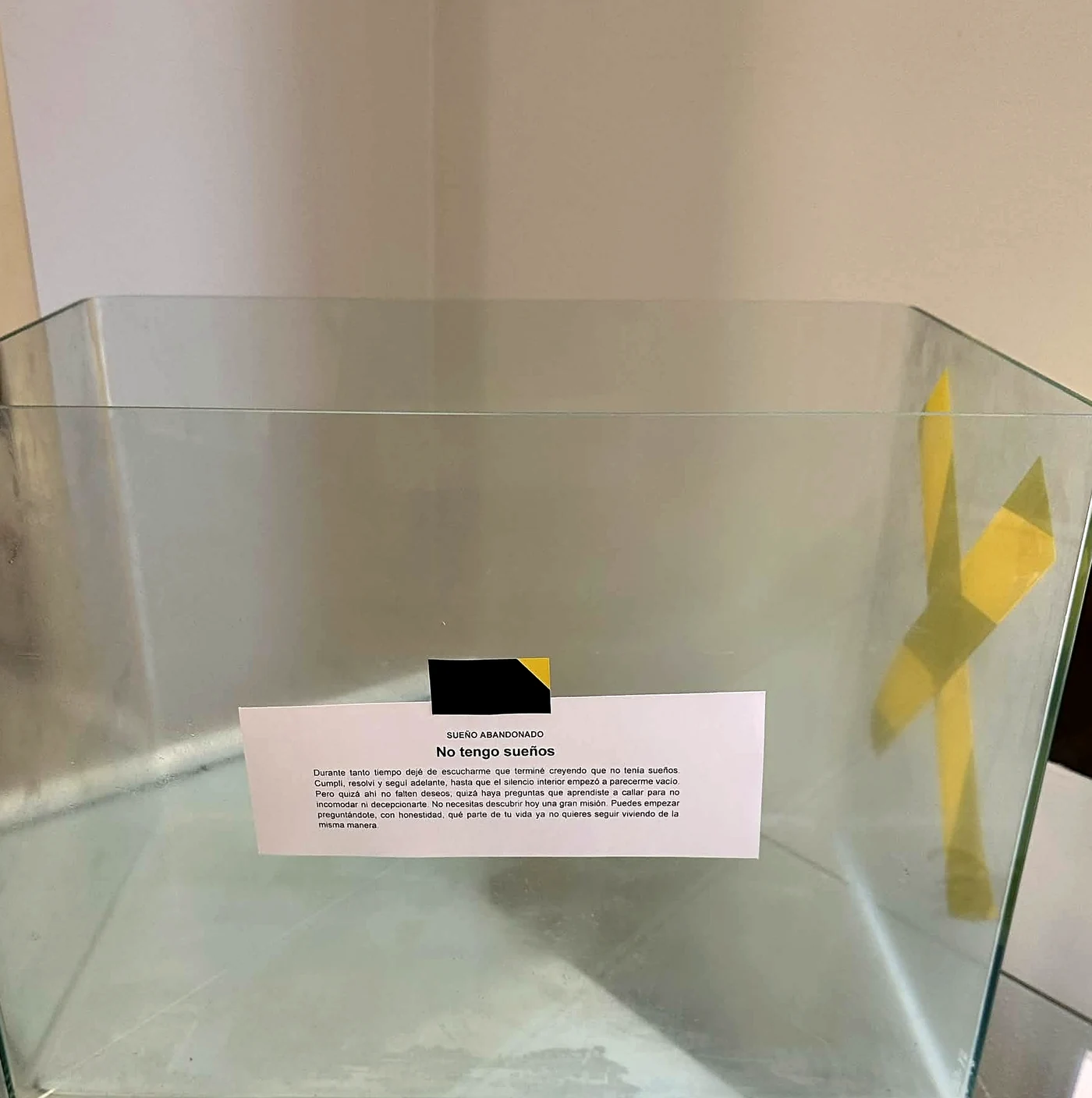 Instalación que representa el silencio de quien cree no tener sueños